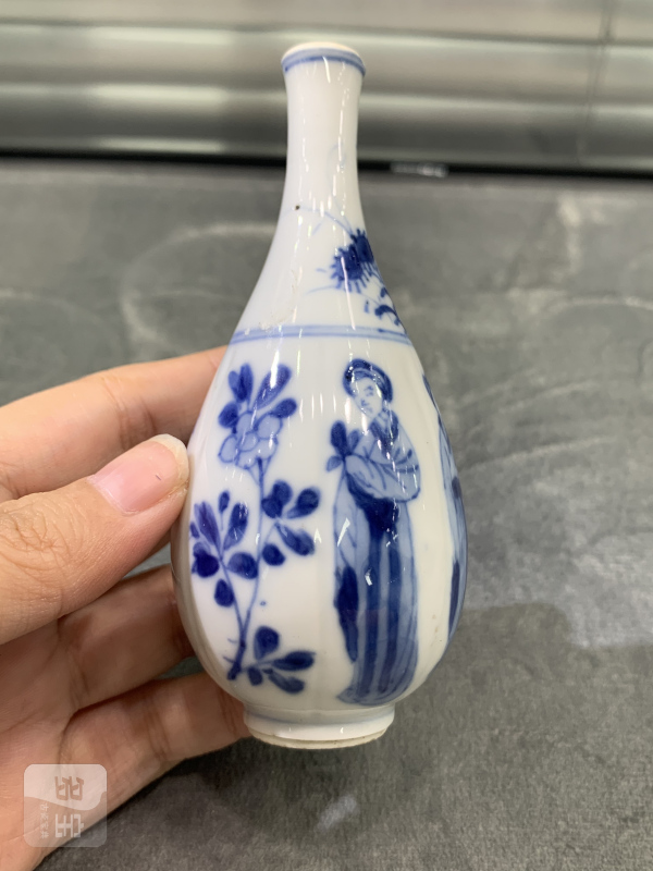 清康熙青花四美图瓜棱小胆瓶 - 图3